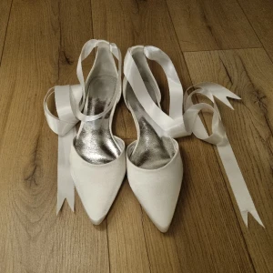 Ballerinaskor - Vita ballerina skor med snörning, aldrig använda då de är för små, har 40-41 i vanliga fall. Står att de är stl 41 men passar nog någon med 39-40. 🤍