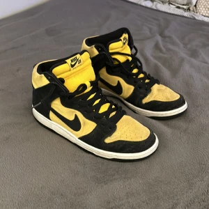 Nike dunk high - Ett par dunks i storlek 46, de är några år gamla vilket har gjort att de börjar bli lite missfärgade, använda max 10 gånger men de är väldigt fräscha, köptes sommaren 2022 i Stockholm 