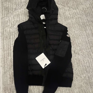 Moncler cardigan  - Säljer helt ny moncler cardigan aldrig använt, både qr koden och nfc taggen funkar alltså när man lägger mobilen vid märket,storlek M priset kan diskuteras vid snabb affär💸🤝🏻