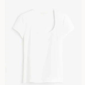 Uringad t shirt - Den är figursydd och uringad, fint skick!