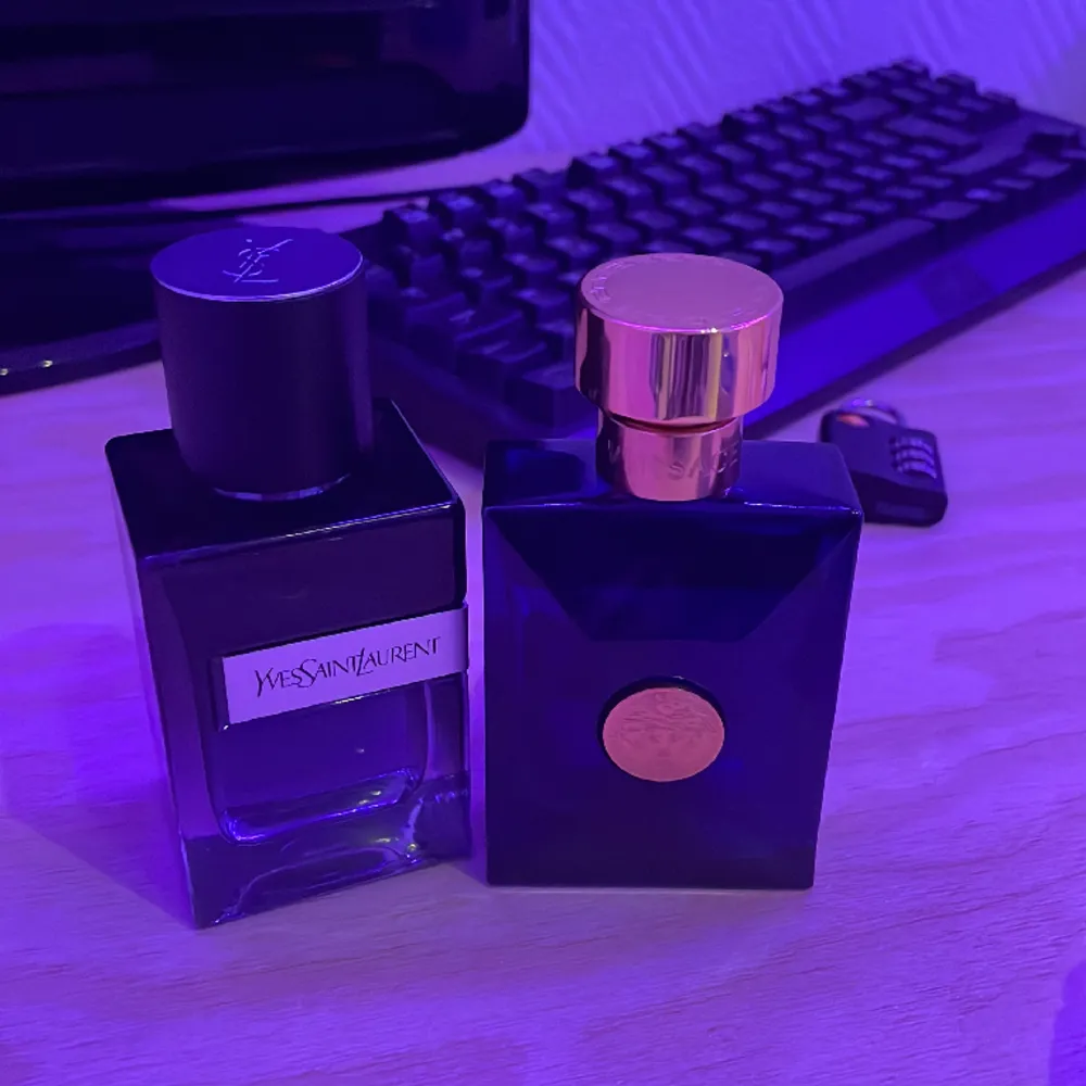 Versace Dylan blue 50ml ungefär 45ml kvar. Ysl EDP 60ml ungefär 45ml kvar i den med.. Accessoarer.