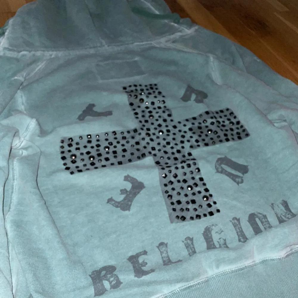 True Religion Studded Washed Teal Cross Zip hoodie Medium.  Broken Zip därav säljer. Hoodies.