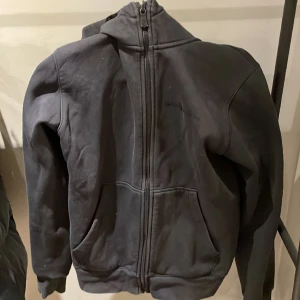 Sail racing hoodie - Säljer min sail racing hoodie  Storlek m Svart Har blivit lite blekt på vissa ställen men syns inte så tydligt i verkligheten  Forfarande mjuk på insidan 