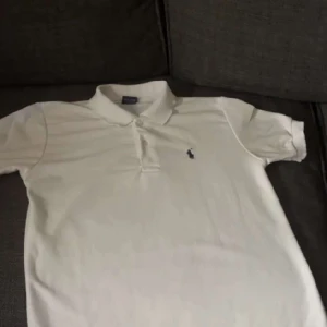 Ralph lauren pike - Tja säljer nu min ralph lauren pike då den är för stor, den är storlek medium. Skriv vid frågor!