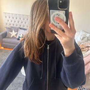 Marin blå zip hoodie från weekday. Använd fåtal gånger! Storlek: xs men passar också S