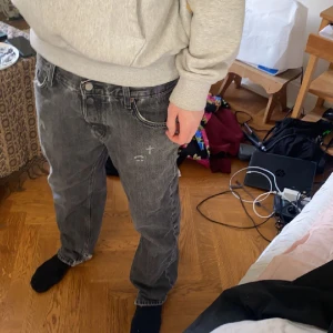 Weekday jeans - (Killbyxor) Storlek 36, mycket använda därav priset de är slitna skriv privat för fler bilder, men snygga!