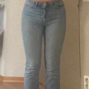 Jeans med slits  - Säljer ett par jeans med slits från Lager 157 i stl XS. Lite slitna längst nere, skriv för bild🙌🏼 Köparen står för frakten.