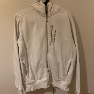 Sail Racing zip hoodie - En vit Sail Racing zip hoodie i storlek M, sparsamt använd, i väldigt gott skick.