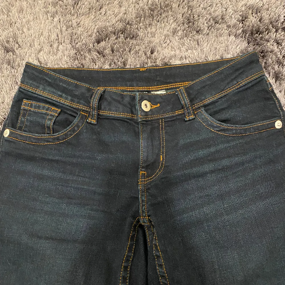 Supersnygga lågmidjade flared/bootcut jeans från HM! . Jeans & Byxor.