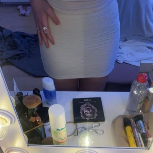 Vit kjol - Tajt kjol från Gina tricot, strl S, jättesnygg att ha både på fest och till vardags💘