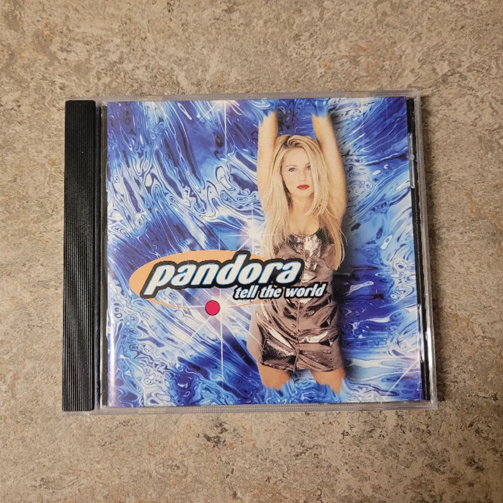 Pandora tell the world CD, den har använts och har synliga markeringar på CD:n men den spelar som vanligt. . Övrigt.