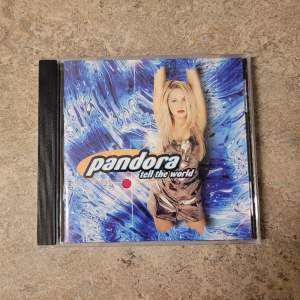 Pandora tell the world CD, den har använts och har synliga markeringar på CD:n men den spelar som vanligt. 