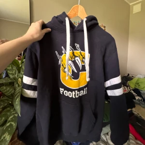 Fotbollströja  - Snygg hoddie som ja köpt secondhand! Oklart märke men den e lite vintage aktig! Säljs endast pga den inte används av mig men ja taket dne e snygg! Skriv vid intresse eller frågor 🫶🏻😁