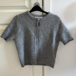 Stickad T-shirt  - Nu säljer jag min jätte fina stikade T-shirt från Zara då jag är byt till guld smycken och tycker inte dom silvriga knapparna passar så bra till de💗Den är i storlek M men är väldigt liten i storleken😽Tveka inte att höra av dig💕