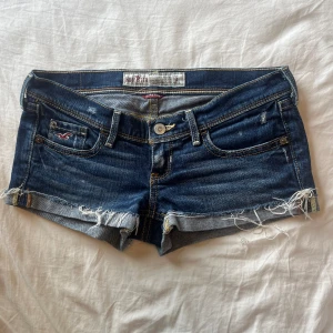 Lågmidjade jeansshorts  - Lågmidjade jeansshorts från hollister midjemått rakt över: 37cm längd: 20cm💓