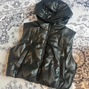 Svart väst - Använd fåtal gånger, i nyskick <3