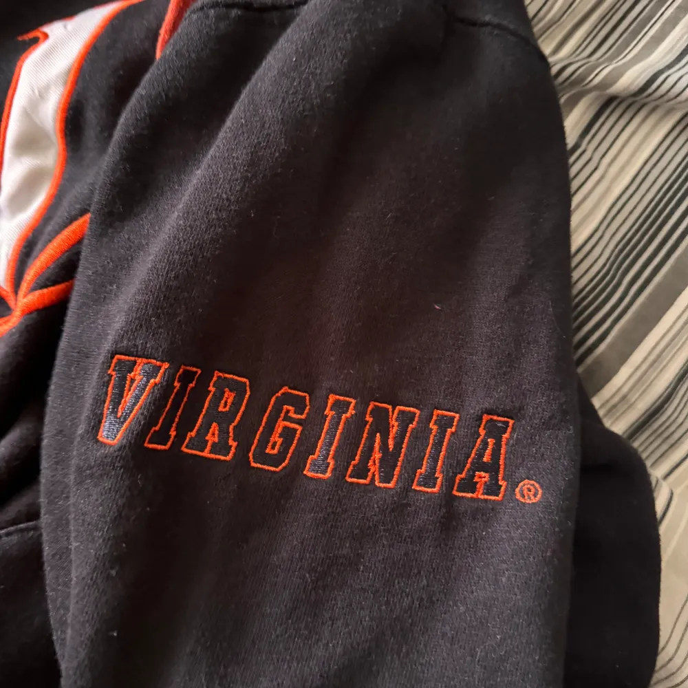 Cool vintage hoddie i bra skick. Snygg färg me coola detaljer och Virginia tryck!  Passar S-L beroende på hur man vill ha den! Själv tkr ja den e snygg overzised . Hoodies.