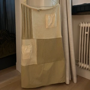 Patchwork skirt - Beige långkjol med patchwork och stickade detaljer 🤍Superfint skick, och perfekt att stylea med en simpel vit eller svart topp. Storlek XS men lite stor i storlek och passar bra till S/36.