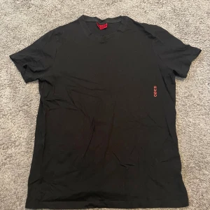 T-shirt från Hugo Boss - T-shirt från Hugo Boss med en stilren design. En stilren tröja som passar till alla tillfällen.