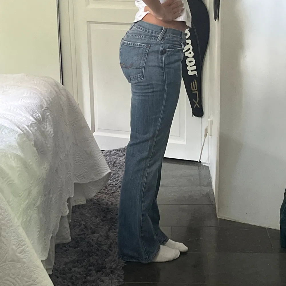 Innerbenslängd 80 cm Midja: 80 cm Grå/blå färg (inte helt grå). Jeans & Byxor.