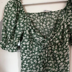 blommig klänning - köpt i Danmark i en butik, vet ej märke