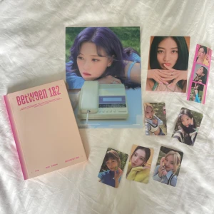 between 1&2 - Between 1&2 av Twice! Cd-skivan är i bra skick samt alla posters och pcs!! Hag har alla saker som följer med albumet, även Polaroid bilden (Tzuyu) Skriv om du har frågor eller för fler bilder💖