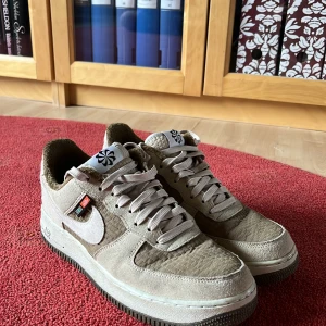 Air force 1  - S 43  Lätt creasade annars fint skick 