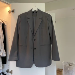 Grå blazer - Helt oanvänd blazer från Gina. Köpt för 600kr