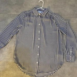 Skjortor- svart/vit - Långärmad skjorta med vita knappar från H&M. Aldrig använda och säljer då den inte kommer till användning. Ny utan prislapp.