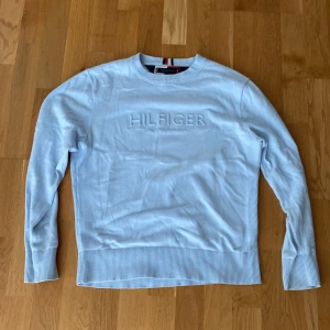 Tommy hilfiger tröja - Tröjan är en Tommy hildegard tröja i bra skick den är bara lite skrynklig. Storlek S vid frågor är det bara att skriva.