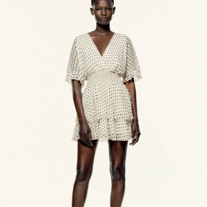 Zara prickig klänning - Prickig miniklänning från zara med resår i midjan och volanger, superfin och säljs inte längre! Rätt så liten i storleken