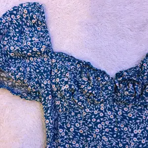Sjukt gullig havsblå blommig klänning som passar perfekt att ha nu under sommaren 