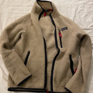 Patagonia flis  - Har använts lite men inga skador eller liknande. Skicket är bra storlek xs men passar S. 