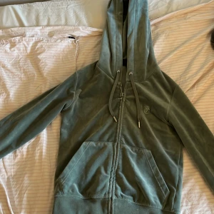 Juicy couture hoodie - Juicy couture tröja i storlek xs. Tröjan är i hyfsat skick men har inga hål eller slitage. Säljer pgr av att den inte är min stil