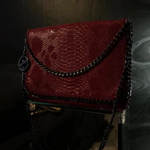 Ormskinn axelväska - Stellic Design UF💋  röd ormskinns axelväska med kedjor! Skick: Bra!