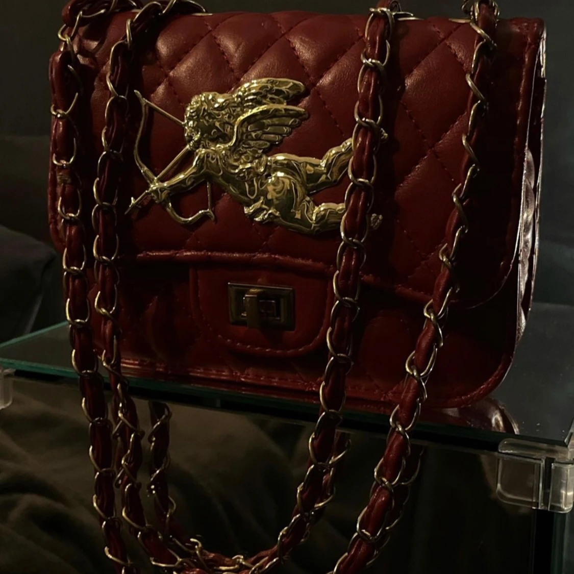 Rödväska med gulddetaljer - 90