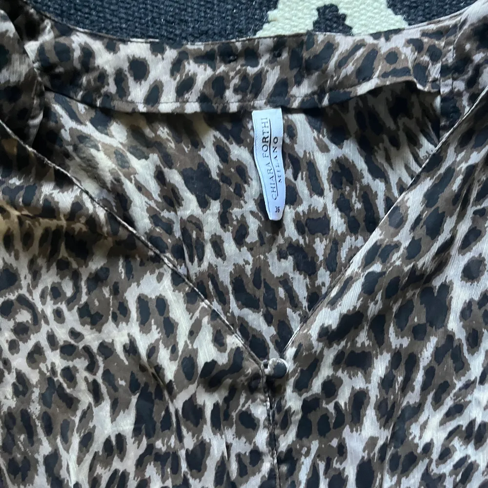 Fin leopard blus! Den saknar tyvärr en knapp längst ner och har ett litet hål på baksidan men som knappt syns. Färger ser man bäst på sista bilden. Materialet ser man också bäst på sista bilden och det är lite genomskinligt!. Puserot.