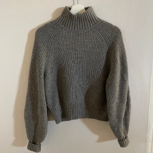 Stickad tröja - Grå stickad tröja från HM i storlek xs men passar även s. I mycket bra skick. 