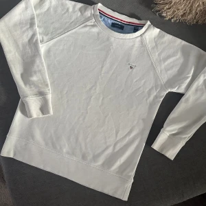 Gant sweatshirt barn strl 146/152 11-12 år - Fin tröja väldigt sparsamt använd. Storlek 146/152 eller 11/12 år.