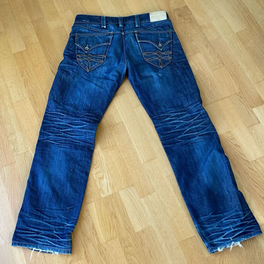 Raka snygga jeans som inte riktig är min stil, super fina bakfickor. De ska vara midja 29 men passar mig med 30, de är lite kortare än längd 32 enligt mig. Färger är inte lika stark som på bilderna!! . Jeans & Byxor.