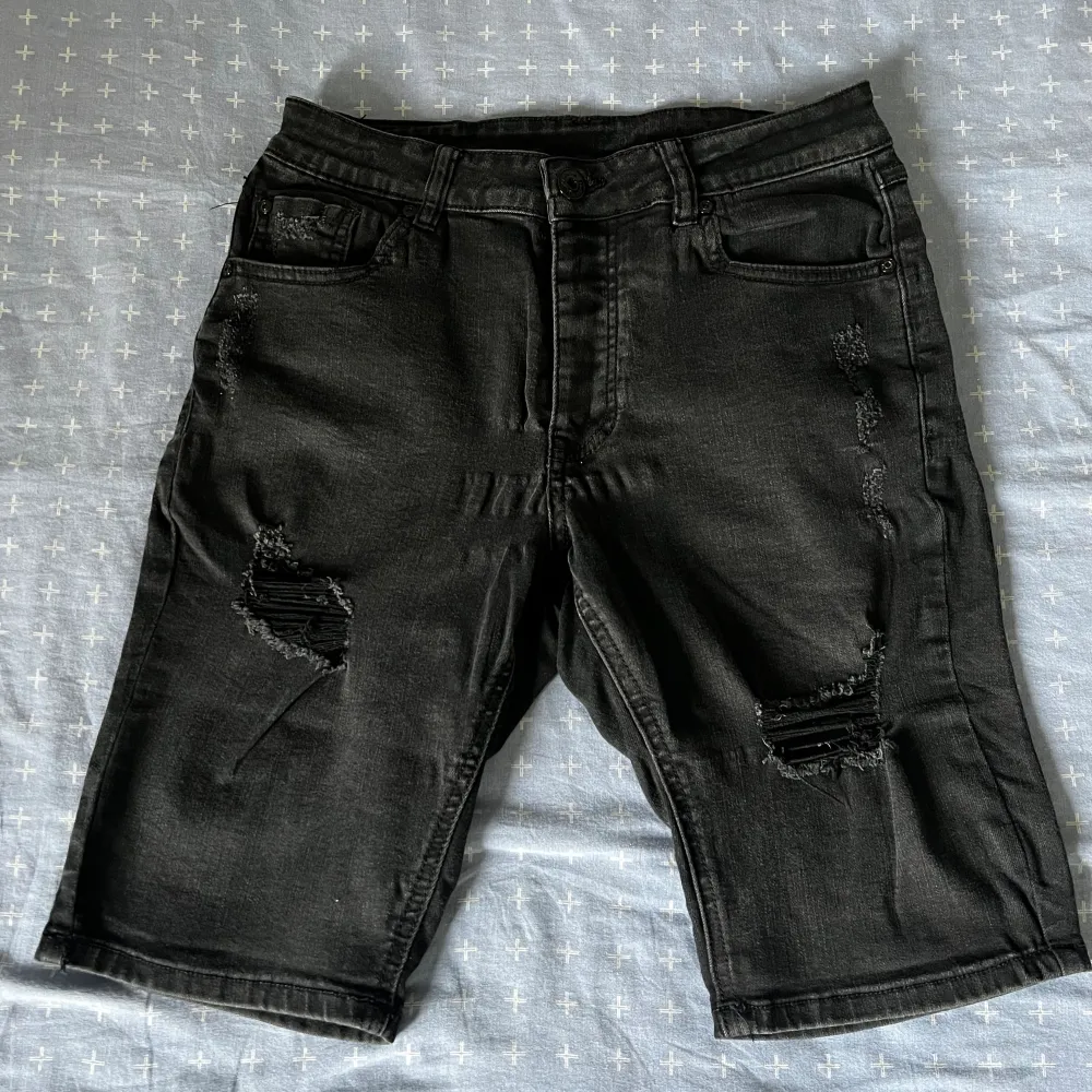 Ripped, svarta shorts i storlek S. Sitter lite tajt på kroppen.. Shorts.