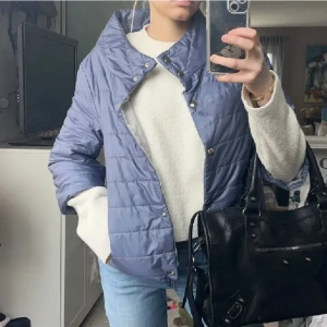 Trekvartsärmad jacka  - Super fin jacka som tyvärr itne kommer till användning för jag har för många 💕🙏🏽står ingen storlek i men skulle säga Xs-s, fint skick