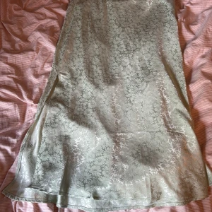 satinkjol - blommig satinkjol från bikbok i storlek xl, resår i midjan och slits på höger sida, använd en gång. 