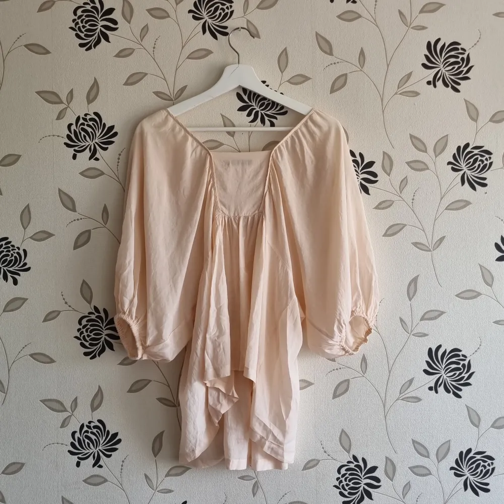 Topp/blus/sommartröja från Saint Tropez i storlek small. Bra skick. Tunn, fin och somrig. Kortare i bak. OBS! Jag kan inte skicka något vecka 26.. Puserot.