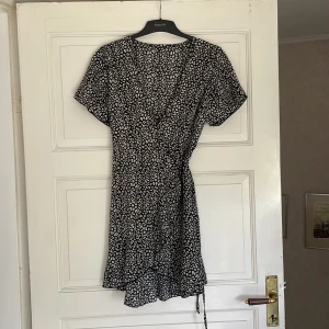 Klänning - Omlottklänning från shein i oanvänt skick. Storlek M. Med knyte i sidan så man kan justera hur tight den sitter i midjan.Skickar mer bilder om de efterfrågas. Fraktkostnad tillkommer 💕