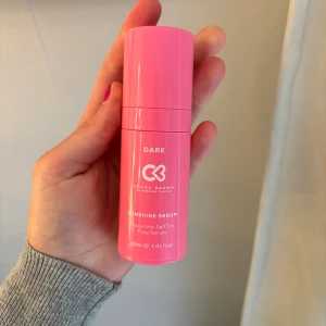 Self-tan serum  - Helt oöppnat serum från cocoa brown by marissa carter. Serumet är ett sunshine serum dvs att den ger en tan samtidigt som den vårdar huden med bland annat hyaluronsyra 🥰🥰 helt underbar produkt men säljer pågrund av att jag har fler ❤️‍🔥
