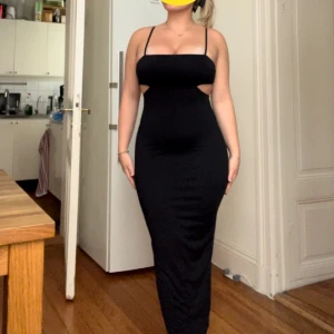 Klänning  - En super snygg klänning som aldrig är använd. Prislapp kvar. Banden på ryggen går att ändra hur tajt man vill ha dem🖤