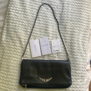 Zadig & Voltaire - Zadig väska i väldigt bra skick, såklart äkta. Dustbag medföljer. Några skönhets fläckar finns på insidan av väskan (se bild 4). 