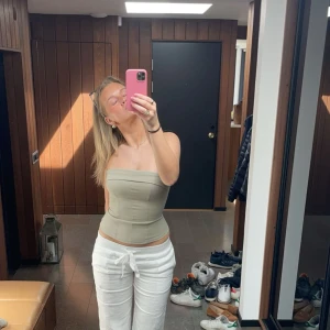 Mobilskal  - Jättefint somrigt mobilskal för iPhone 12 PRO. Skalet är i nyskick. Kom privat för fler bilder 