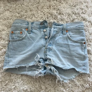 Levis skjorts  - Säljer ett par as snygga Levis skjorts då de tyvärr är lite för små. De är mid-waist och i nyskick! Skriv vid frågor eller fler bilder💕